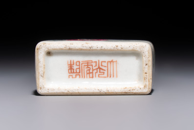 A Chinese famille rose 'Wu Shuang Pu' snuff bottle, Daoguang mark, 19th C.