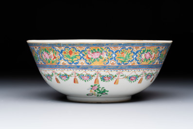 A Chinese Canton famille rose bowl with floral design for the Islamic market, 19th C.