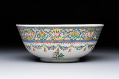 A Chinese Canton famille rose bowl with floral design for the Islamic market, 19th C.