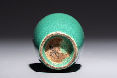 A Chinese Swatow green-glazed vase, 19th C.