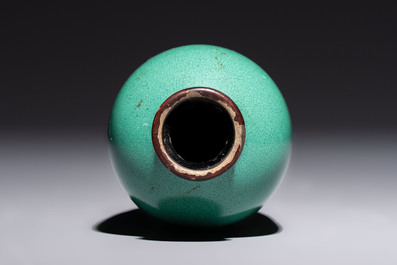 A Chinese Swatow green-glazed vase, 19th C.