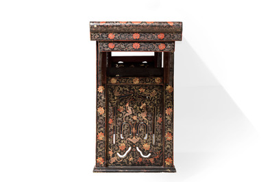 A fine Chinese gilt-lacquered wooden altar table, tiaoan, 18/19th C.