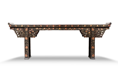 A fine Chinese gilt-lacquered wooden altar table, tiaoan, 18/19th C.