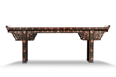 A fine Chinese gilt-lacquered wooden altar table, tiaoan, 18/19th C.