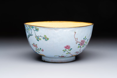 A Chinese Canton enamel 'Phoenix' bowl, Wan Yanchang Zhi 萬延常製 mark, 18th C.