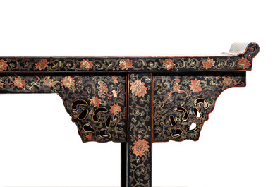 A fine Chinese gilt-lacquered wooden altar table, tiaoan, 18/19th C.