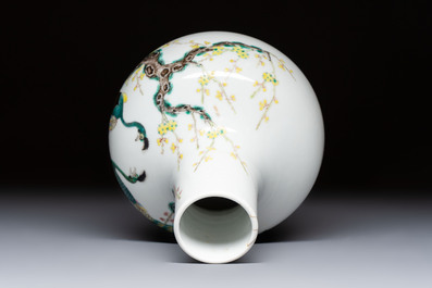A fine Chinese famille verte 'Peacocks' vase, 19th C.