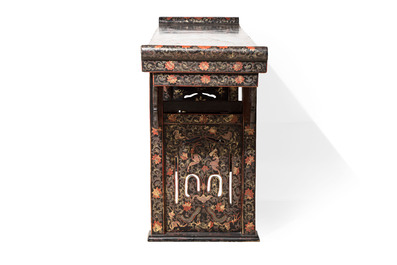 A fine Chinese gilt-lacquered wooden altar table, tiaoan, 18/19th C.