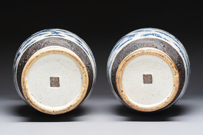 A pair of Chinese blue and white Nanking crackle-glazed 'Dragons' vases, 19th C.