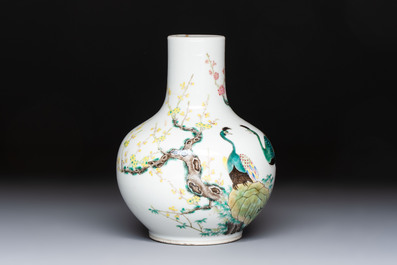 A fine Chinese famille verte 'Peacocks' vase, 19th C.
