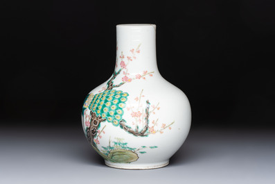 A fine Chinese famille verte 'Peacocks' vase, 19th C.