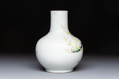 A fine Chinese famille verte 'Peacocks' vase, 19th C.