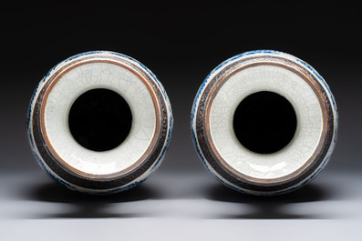 A pair of Chinese blue and white Nanking crackle-glazed 'Dragons' vases, 19th C.