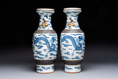 A pair of Chinese blue and white Nanking crackle-glazed 'Dragons' vases, 19th C.