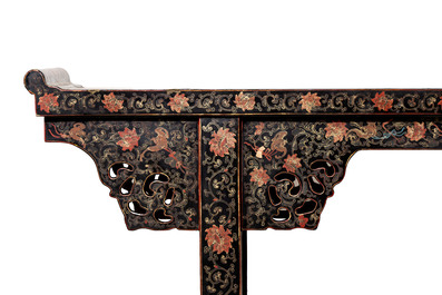 A fine Chinese gilt-lacquered wooden altar table, tiaoan, 18/19th C.