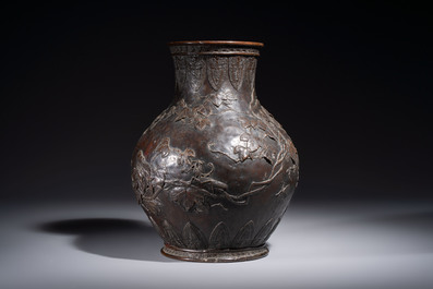A fine Japanese bronze vase with vines and insects design, Okazaki Sessei 岡崎雪聲 mark, Meiji, 19/20th C.