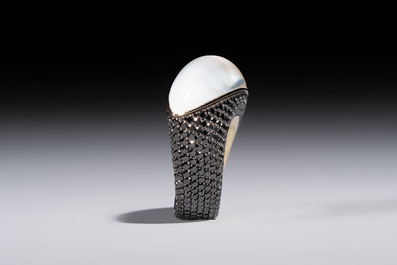 A Vhernier 'Fuseau' ring, 18kt gold, set with black diamonds, white mother-of-pearl and crystal, Italy, 21st C.
