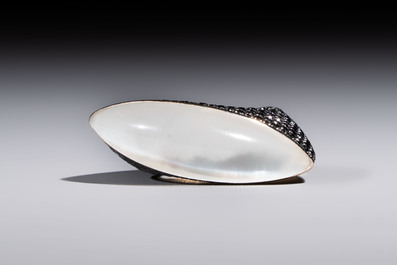 A Vhernier 'Fuseau' ring, 18kt gold, set with black diamonds, white mother-of-pearl and crystal, Italy, 21st C.