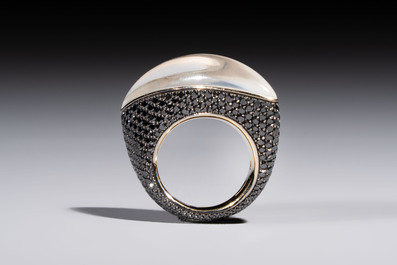 A Vhernier 'Fuseau' ring, 18kt gold, set with black diamonds, white mother-of-pearl and crystal, Italy, 21st C.