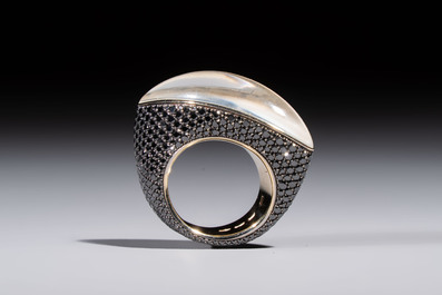 A Vhernier 'Fuseau' ring, 18kt gold, set with black diamonds, white mother-of-pearl and crystal, Italy, 21st C.
