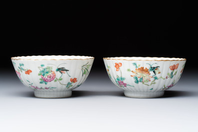 A pair of Chinese famille rose 'Cricket' bowls, Tongzhi marks, 19th C.