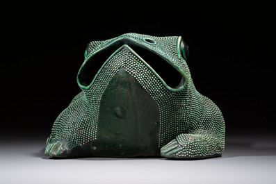 A Chinese verte biscuit model of a toad on stand, 18/19th C.