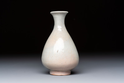 A Korean white-glazed vase and bowl, Joseon, 16th C.
