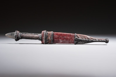 A Yemen jambiya-style dagger or &lsquo;asib&rsquo; with horn hilt and silver-plated mounts, and two African daggers, 19th/20th C.