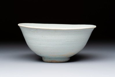 A Korean white-glazed vase and bowl, Joseon, 16th C.