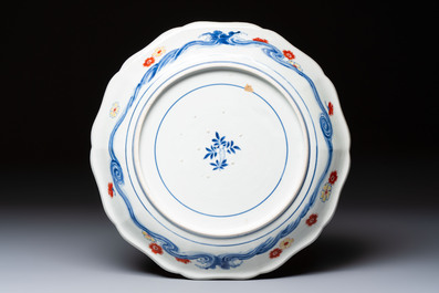 A rare Japanese Ko-Imari Kakiemon-style dish with floral design, possibly for the Chinese market, Edo, 17th C.