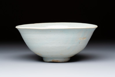 A Korean white-glazed vase and bowl, Joseon, 16th C.