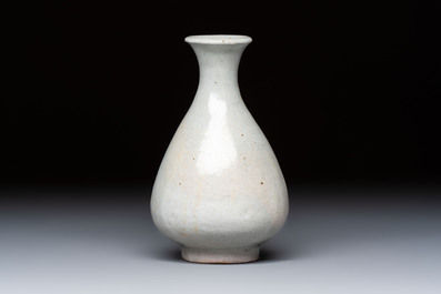 A Korean white-glazed vase and bowl, Joseon, 16th C.