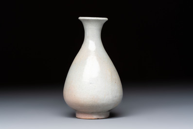 A Korean white-glazed vase and bowl, Joseon, 16th C.
