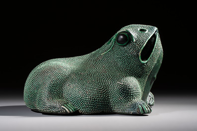 A Chinese verte biscuit model of a toad on stand, 18/19th C.