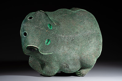 A Chinese verte biscuit model of a toad on stand, 18/19th C.