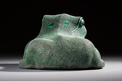 A Chinese verte biscuit model of a toad on stand, 18/19th C.
