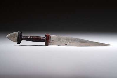 A Yemen jambiya-style dagger or &lsquo;asib&rsquo; with horn hilt and silver-plated mounts, and two African daggers, 19th/20th C.