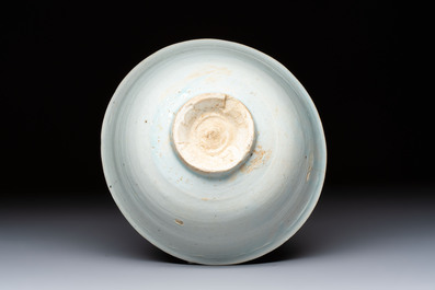 A Korean white-glazed vase and bowl, Joseon, 16th C.