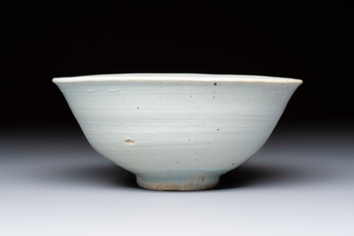 A Korean white-glazed vase and bowl, Joseon, 16th C.