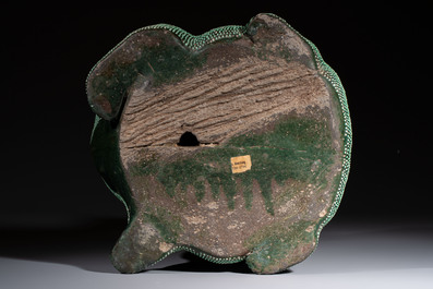 A Chinese verte biscuit model of a toad on stand, 18/19th C.
