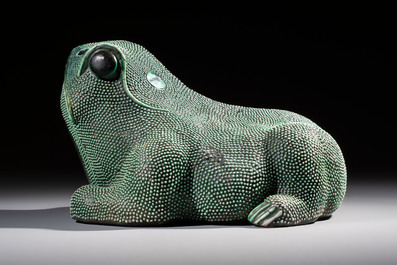A Chinese verte biscuit model of a toad on stand, 18/19th C.