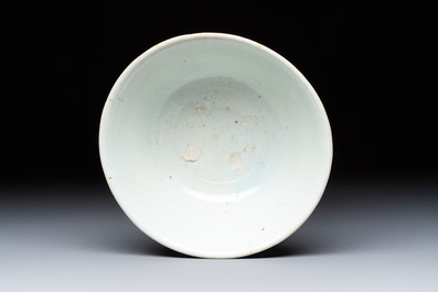 A Korean white-glazed vase and bowl, Joseon, 16th C.