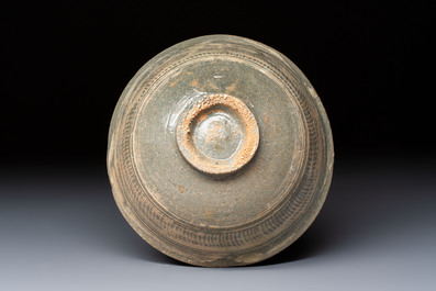 A Korean slip-inlaid celadon dish and bowl, Joseon, 14/16th C.