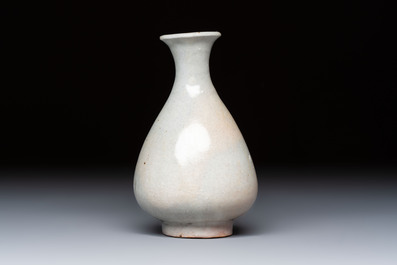 A Korean white-glazed vase and bowl, Joseon, 16th C.