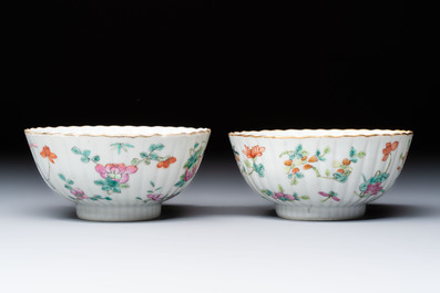 A pair of Chinese famille rose 'Cricket' bowls, Tongzhi marks, 19th C.