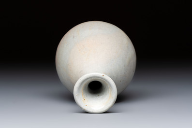 A Korean white-glazed vase and bowl, Joseon, 16th C.