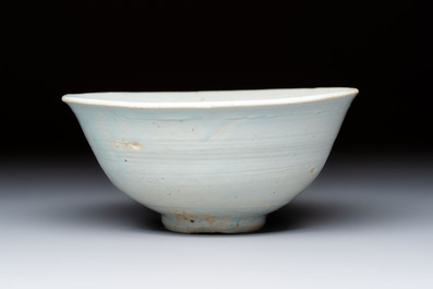 A Korean white-glazed vase and bowl, Joseon, 16th C.