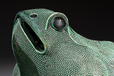 A Chinese verte biscuit model of a toad on stand, 18/19th C.