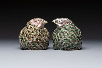 A pair of Chinese turquoise-glazed ducks and a pair of verte biscuit quail-form covered boxes, 20th C.