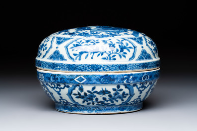 A circular Chinese blue and white box and cover, Wanli mark and of the period